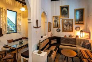 Authentic Riad with Bay View - Heart of Kasbah by CozyHome的休息区