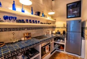 丹吉尔Authentic Riad with Bay View - Heart of Kasbah by CozyHome的厨房配有蓝玻璃和冰箱