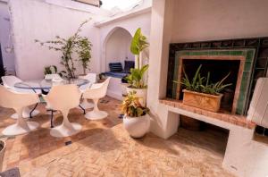 Authentic Riad with Bay View - Heart of Kasbah by CozyHome的休息区