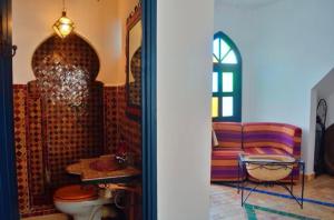 丹吉尔Authentic Riad with Bay View - Heart of Kasbah by CozyHome的一间带卫生间的浴室和一张沙发。