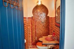Authentic Riad with Bay View - Heart of Kasbah by CozyHome的一间浴室