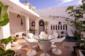 Authentic Riad with Bay View - Heart of Kasbah by CozyHome的休息区
