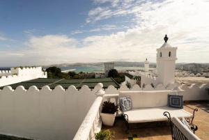 Authentic Riad with Bay View - Heart of Kasbah by CozyHome的阳台或露台