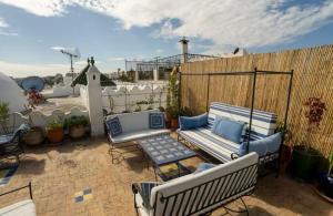 Authentic Riad with Bay View - Heart of Kasbah by CozyHome的休息区