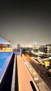 Bazén v ubytování Hilton Essence Studio, Airport-Accra nebo v jeho okolí