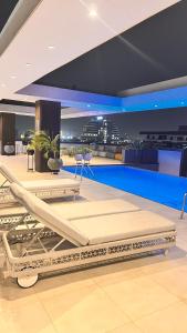 Bazén v ubytování Hilton Essence Studio, Airport-Accra nebo v jeho okolí