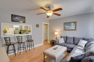 ein Wohnzimmer mit einer Couch und einem Deckenventilator in der Unterkunft 3 Mi to Dtwn Galveston Beautiful Apt with Deck! in Galveston