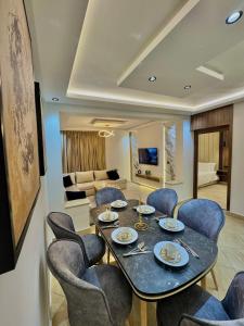 タンジェにあるAtlas 3のテーブルと椅子のあるダイニングルーム