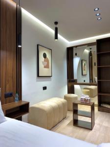 タンジェにあるAtlas 3のベッドと大きな鏡のある寝室