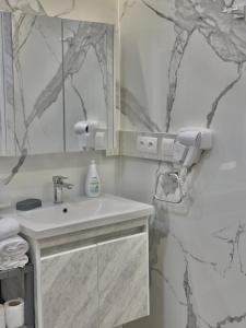 タンジェにあるAtlas 3の洗面台と鏡のあるバスルーム +28枚の写真