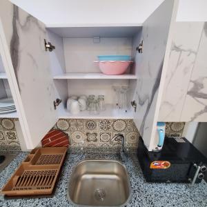 eine Küchentheke mit Spüle in der Küche in der Unterkunft SHL Hurghada Airport Aparthotel - By SAHLHOMES in Hurghada