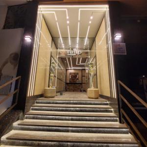 eine Treppe, die zu einem Gebäude mit Beleuchtung führt in der Unterkunft SHL Hurghada Airport Aparthotel - By SAHLHOMES in Hurghada + 5 Fotos