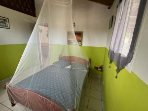 A bed or beds in a room at Bercé Par Le COCOTIER Meublé 2 chambres