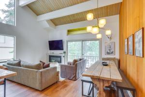TV a/nebo společenská místnost v ubytování 8 Mi to Northstar Slopes Tahoe Gem with Fireplace