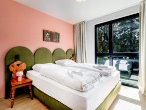 布里克森谷地霍普夫加尔滕Lukasfeld 9 Top Sepp的一间带大床和大窗户的卧室