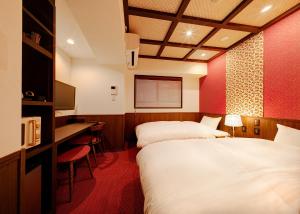 Postel nebo postele na pokoji v ubytování Hotel Sanrriott Kitahama