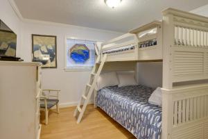 Rúm í herbergi á Pool, Sauna and Beach Access Hilton Head Condo +32 myndir