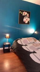 Posteľ alebo postele v izbe v ubytovaní Studio n•4 en plein cœur de la ville thermal