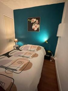 Posteľ alebo postele v izbe v ubytovaní Studio n•4 en plein cœur de la ville thermal + 3 fotografie