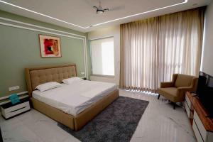 Μια τηλεόραση ή/και κέντρο ψυχαγωγίας στο Valley facing 4BHK-luxury villa in Dehradun