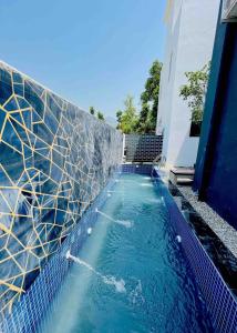 Πισίνα στο ή κοντά στο Valley facing 4BHK-luxury villa in Dehradun