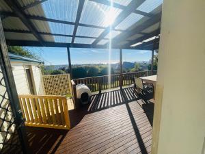 un balcón con vista a las montañas en Amaroo Guest House, en Ulverstone