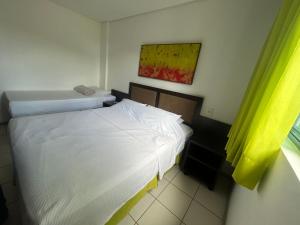 Postel nebo postele na pokoji v ubytování Marulhos Resort Flat E205 + 20 fotografií