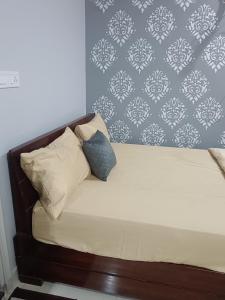 Postel nebo postele na pokoji v ubytování Radhika Hotel