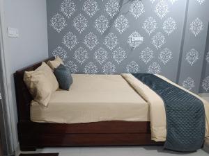 Postel nebo postele na pokoji v ubytování Radhika Hotel