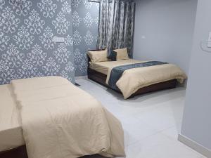 Postel nebo postele na pokoji v ubytování Radhika Hotel