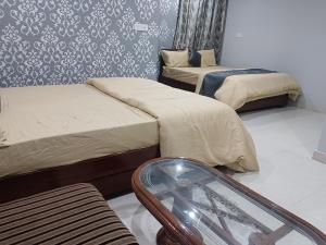 Postel nebo postele na pokoji v ubytování Radhika Hotel