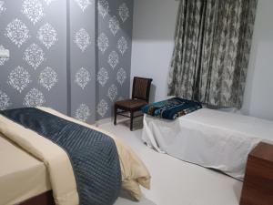 Postel nebo postele na pokoji v ubytování Radhika Hotel