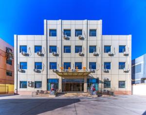 北京市にあるBeijing Watermelon Journey Hotel - Daxing Airportのバルコニー付きの白い大きな建物