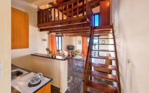 una pequeña cocina con una escalera en una casa pequeña en Antilia Apartments, en Tavronitis