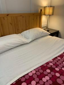 Postel nebo postele na pokoji v ubytování Glaive Home