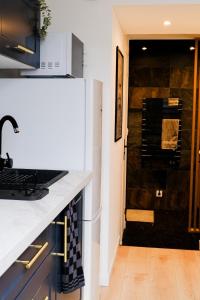 une cuisine avec un évier et un plan de travail dans l'établissement Appartement Chic & Élégant proche de la mer, à Yffiniac 21 autres photos
