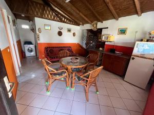 A kitchen or kitchenette at Bercé Par Le COCOTIER Meublé 2 chambres