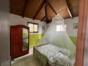 A bed or beds in a room at Bercé Par Le COCOTIER Meublé 2 chambres