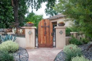un cancello in legno con una porta in legno in un cortile di Seq Parks-House with Hot Tub Fire Pit Koi Pond Outdoor Kitchen a Visalia
