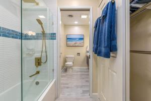 un bagno con cabina doccia e WC di Seq Parks-House with Hot Tub Fire Pit Koi Pond Outdoor Kitchen a Visalia