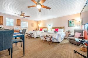 a bedroom with two beds and a table and chairs at Cozy Apt-Sequoia Parks Coast Wineries Skiing-All Day Trips in Visalia