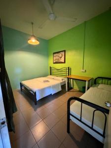 Postel nebo postele na pokoji v ubytování Akinabalu Youth Hostel