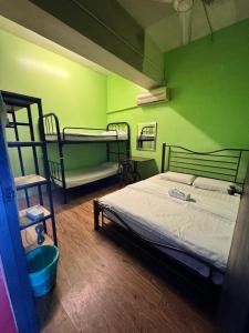 Postel nebo postele na pokoji v ubytování Akinabalu Youth Hostel