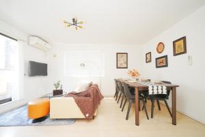 Μια τηλεόραση ή/και κέντρο ψυχαγωγίας στο Panda Style 3-story 9ppl House FreeParking 3br&tub