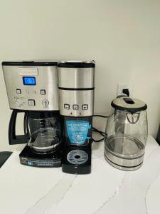 Eine Kaffeemaschine und ein Mixer auf der Arbeitsfläche. in der Unterkunft New Cosy bright and Spacious Apartment in East Gwillimbury