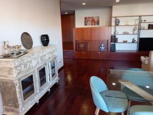 a living room with a fireplace and a table and chairs at Apartamento Centro Guimarães com Vista Panorâmica in Creixomil +55 photos
