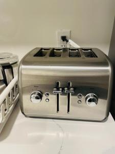 Ein Toaster steht auf der Küchentheke. in der Unterkunft New Cosy bright and Spacious Apartment in East Gwillimbury
