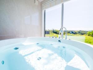 a bath tub with a large window and a bath tub at GLAMPROOK Futtsu BRISTOL HILL in Futtsu +42 photos