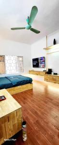 a bedroom with a bed and a ceiling fan at Nhà riêng 3 phòng ngủ 6 giường in Hanoi
