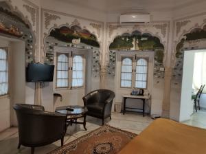 Posezení v ubytování Phool Mahal Palace + 35 fotografií